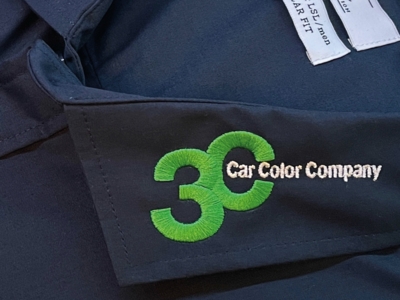 Stick auf Hemd in grün weiß 3C Direktstick Kragen Werbeträger Berufsbekleidung