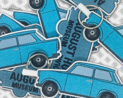 Gestickter Schlüsselanhänger blau weiß Auto Museum mit Lasche Firmen
